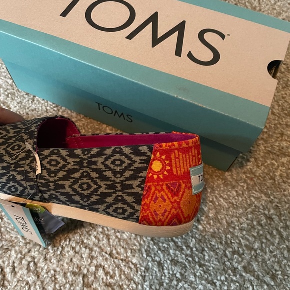 NWT Toms navy ikay diamond print, size 8 - Picture 5 of 6